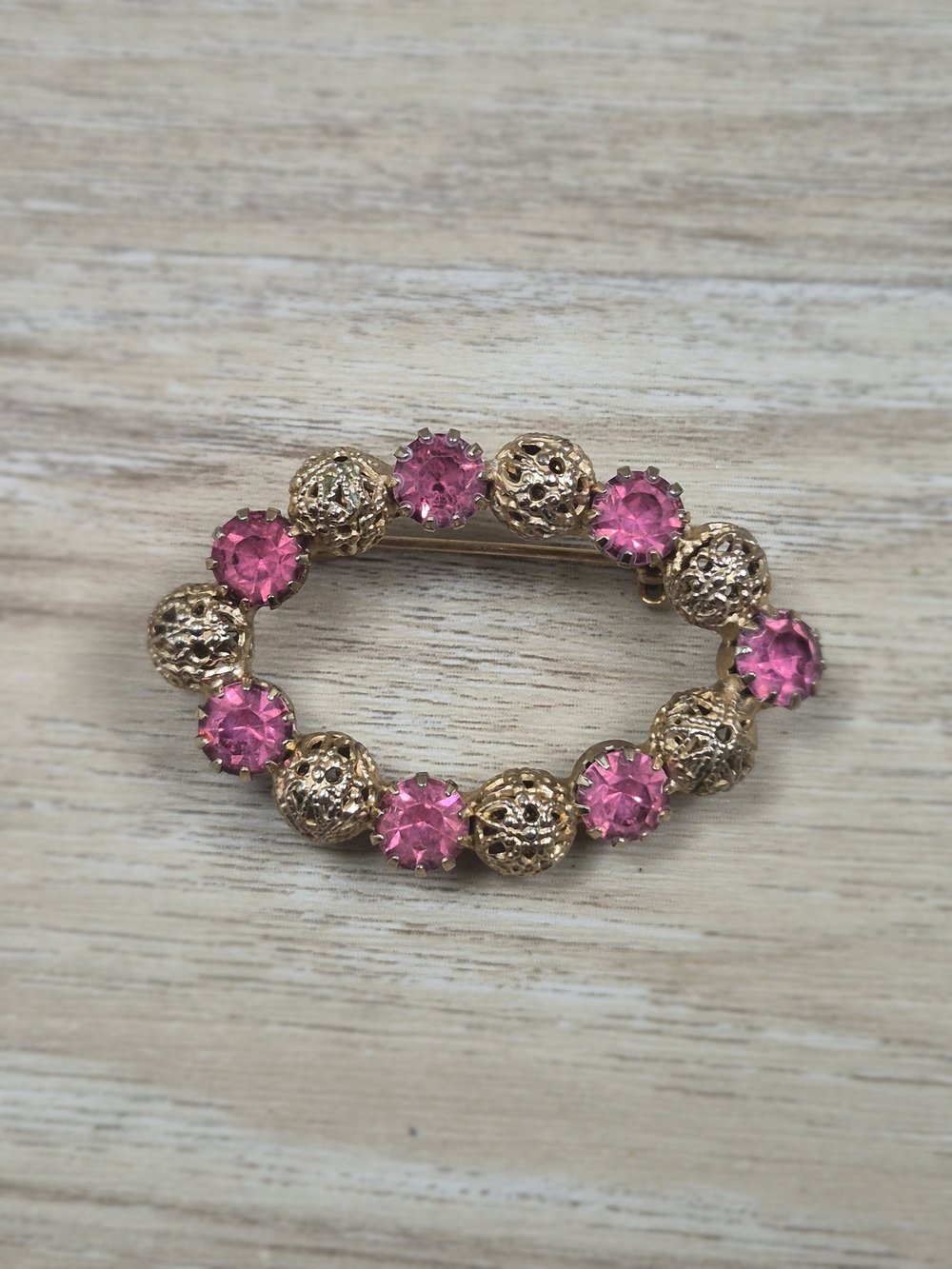 Vintage 1950s‎ Pink Rhinestone Filigree Oval Brooch Pin Gold Tone